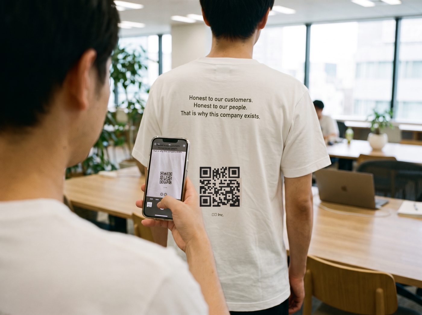 背中のQRをスマートフォンで読む（イメージ）